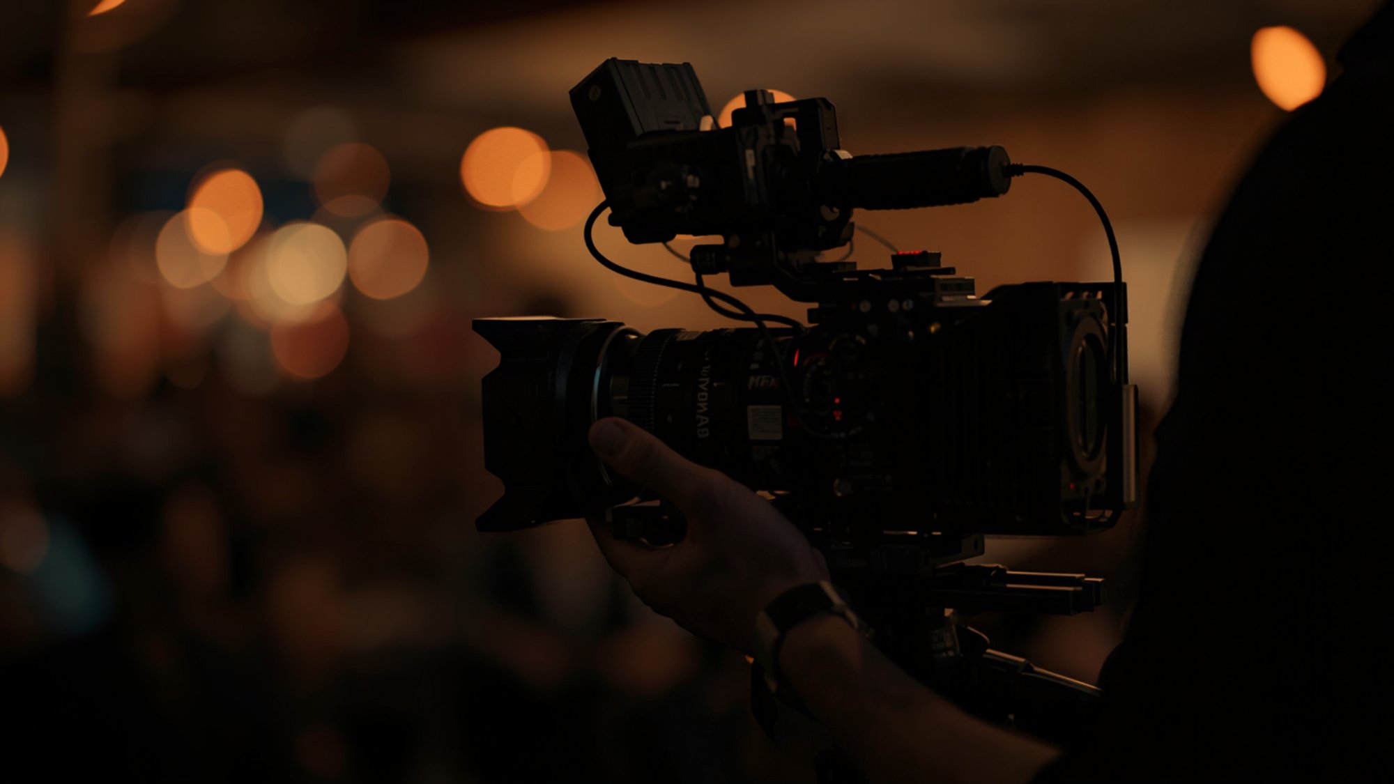 Videograaf filmt met een camera op gimbal tijdens een avondevent